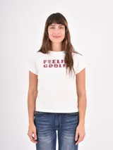 Remera blanca de algodón con cuello redondo, mangas cortas y estampa frontal con la frase 'FEELIN COOL' en color bordó con efecto desgastado.