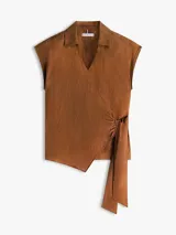 Blusa cruzada sin mangas de lino color marrón, con cuello en V, cuello inglés y lazo anudable en el lateral.