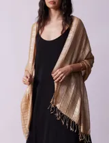 Pashmina gris con diseño a cuadros y flecos en los extremos.