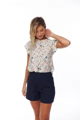 Short azul marino de tiro alto con pinzas delanteras y bolsillos laterales.