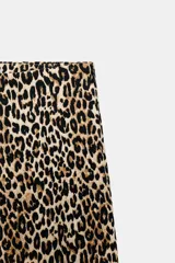 Pantalón capri de tiro medio con cintura elástica y estampado de leopardo, con cierre lateral con cremallera oculta.