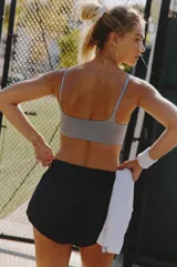 Short deportivo de tiro alto con cintura ancha de punto elástico y calzón interior incorporado. Confeccionado en tejido resistente y repelente al agua.