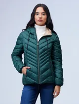 Campera de abrigo verde esmeralda, marca Michael Kors. Diseño acolchado con cierre metálico central, capucha no desmontable con cordón de ajuste y bolsillos verticales delanteros. Incluye bolsa autoportante.