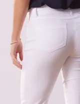 Pantalón negro de gabardina elastizada marca Tahari, corte slim, con pretina con pasadores, cierre y broche interno. Delantera y trasera con bolsillos.