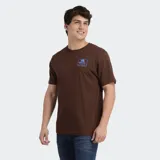 Remera de algodón color azul marino, con cuello redondo, mangas cortas y logo de la marca estampado en el pecho.
