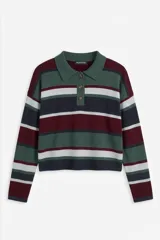 Sweater de punto con diseño a rayas horizontales en tonos verde, bordó, azul marino y gris. Presenta cuello tipo polo con cierre frontal de tres botones, mangas largas y corte cropped.