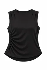 Musculosa color beige sin mangas, con cuello redondo y fruncido lateral ajustable en el costado izquierdo.