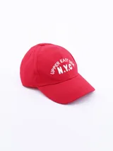 Gorra roja con visera, con bordado frontal de la inscripción "Upper East Side N.Y.C." en color blanco.