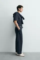 Pantalón chino de corte recto confeccionado en algodón, con bolsillos frontales, bolsillo cerillero y bolsillos traseros con botón.