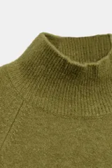 Jersey de punto color verde oliva, con cuello subido y mangas anchas tipo acampanadas.