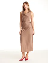 Vestido midi color marrón de satén, con escote drapeado, sin mangas y frunce lateral que moldea la figura.