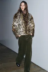 Chaqueta de Zara Woman Collection confeccionada en tejido efecto pelo con estampado animal print. Presenta cuello redondo, manga larga, bolsillos delanteros y cierre frontal con botones metálicos en relieve.