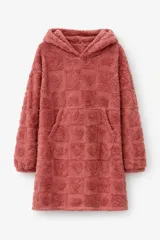 Buzo tipo hoodie de textura afelpada y suave, con diseño de trenzas en relieve, capucha y bolsillo frontal tipo canguro.