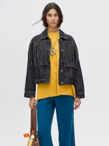 Campera de denim color marrón con cuello camisero, cierre frontal con botones y flecos en la parte superior de la espalda.