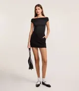 Short pollera negro de bengalina con cintura fija, trabillas, cierre tradicional y frisos.