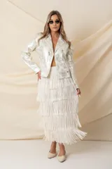 Chaqueta corta de cuero ecológico laminado color plateado, con cierre frontal asimétrico, cuello con solapas y tachas, y presillas en los hombros.