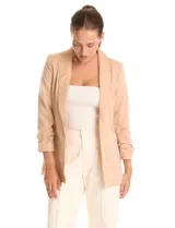 Blazer de satén marca Dictionary, con cuello de solapa, bolsillos frontales simulados y forro interno a tono.