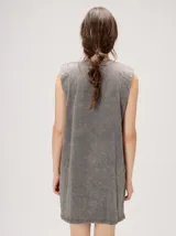 Vestido tipo remerón color gris con efecto acid wash, corte holgado, cuello redondo y sisas anchas con hombreras. Cuenta con bordado del logo en hilo oscuro en el pecho.