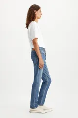 Jean Levi's modelo 512 Slim Taper de corte ajustado y tiro medio, con diseño de cinco bolsillos y cierre frontal con botón y cremallera.