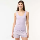Conjunto de pijama de dos piezas en color lila, compuesto por una musculosa de canalé con detalle de puntillas y sutil bordado en el pecho, y un short con estampa a cuadros vichy y terminación festoneada en el ruedo.