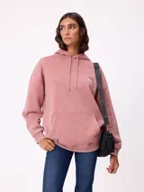 Riñonera negra de diseño rectangular con cierre frontal y compartimento principal. Presenta una etiqueta rectangular con el logo de la marca en el frente y correa ajustable con el nombre de la marca estampado.