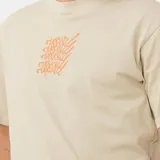 Remera de manga corta Rip Curl, color beige, con cuello redondo y estampa frontal con diseño tipográfico en color naranja.