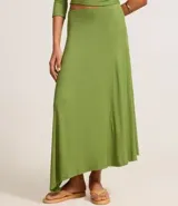 Pollera midi evasé color verde oliva, confeccionada en tejido rib con viscosa certificada y bajo asimétrico.