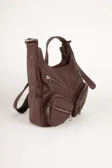 Cartera tipo hobo de cuero sintético negro con textura, cuenta con cuatro bolsillos frontales con cierre, un compartimento principal amplio y asa regulable.