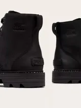 Bota de caña media Sorel, confeccionada en cuero impermeable con costuras selladas. Presenta cierre de cordones con ganchos metálicos, suela de caucho EVERTREAD moldeada y entresuela con detalle de costura visible.