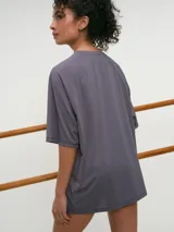Remera deportiva de manga corta raglán, con corte oversize y cuello redondo a la base, confeccionada en tela dry fit.