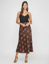 Falda midi de satén con estampado animal print en tonos marrones y negros. Corte al bies que cae ajustado en la cadera y se abre ligeramente hacia el ruedo.