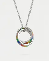 Collar de acero con dije compuesto por tres aros entrelazados, uno de ellos con detalle de esmalte multicolor. Cadena de eslabones finos.