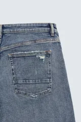 Jeans skinny fit de corte ajustado y tiro medio en color negro con efecto lavado y detalles desgastados. Confeccionados en tejido elástico con mezcla de algodón, presentan diseño clásico de cinco bolsillos y cierre frontal con cremallera y botón.