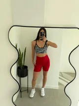 Short deportivo rojo de tiro alto.