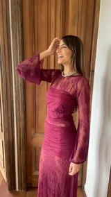 Vestido largo de encaje color bordó con mangas largas tipo Oxford, diseño ajustado con frunces en la cintura y forro interno compuesto por top y short.