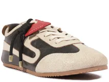 Sneaker Schutz modelo Bela, con diseño de paneles en tonos chocolate y beige. Presenta cordones claros, detalle de etiqueta roja en la lengüeta y suela de goma.