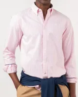 Camisa de hombre Oxford a rayas rosadas y blancas, con corte regular fit, cuello button-down, mangas largas, cierre frontal de botones y logo bordado en el pecho.