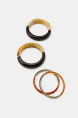 Pack de cuatro pulseras rígidas de resina en tonos combinados y diferentes tamaños.