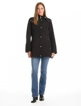 Gabardina impermeable de alta densidad color beige, con capucha desmontable, cierre metálico oculto bajo cartera con botones a presión dorados y forro interno desmontable.