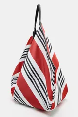 Maxi bolsa tipo shopper con diseño estampado de rayas en color rojo, blanco y negro, asa de hombro y cierre con botón imantado.