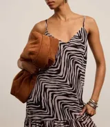 Vestido largo evasê de crepé con breteles finos y escote en V, con estampa de cebra.