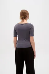 Remera de poliamida color blanco, de corte ajustado al cuerpo, con mangas 3/4 y cuello redondo a la base.