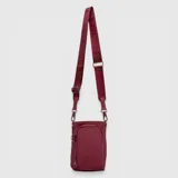 Bolso porta esenciales Bubba de diseño compacto, color bordó, con compartimento principal y bolsillo frontal con cierre. Incluye correa ajustable con logo de la marca y herrajes metálicos.