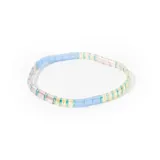 Pulsera elástica con cuentas de tila rectangulares en tonos celeste, rosa, blanco y dorado.
