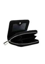 Monedero pequeño color amarillo ocre con cierre de cremallera y múltiples compartimentos internos.