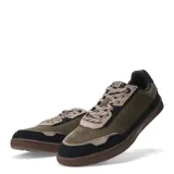 Championes Caterpillar modelo Pause Retro Leather, de estilo urbano con diseño retro. Presentan una combinación de cuero y gamuza en tonos verde oliva, negro y beige, con suela de goma con textura de panal y logo grabado en el talón.