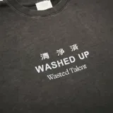 Remera Wasted Talent Otaru con efecto deslavado, corte oversize y hombros caídos. Presenta estampado frontal con texto en caracteres asiáticos, "WASHED UP" y "Wasted Talent".