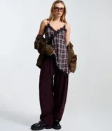 Blusa sin mangas de viscosa con estampado de cuadros, breteles finos ajustables y aplicación de encaje en el escote y en el ruedo asimétrico.