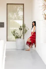 Vestido rojo y blanco tejido en hilado de algodón con flecos de gamuza.