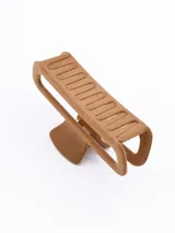 Pinza para el pelo de diseño rectangular con acabado aterciopelado en color bordó.